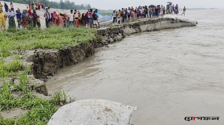 পদ্মার পাড় ধসে শিশুর নিখোঁজ, চলছে উদ্ধার অভিযান