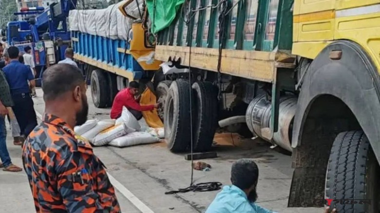 এক ট্রাকের পেছনে আরেক ট্রাকের ধাক্কা, বাবা-ছেলেসহ নিহত ৩