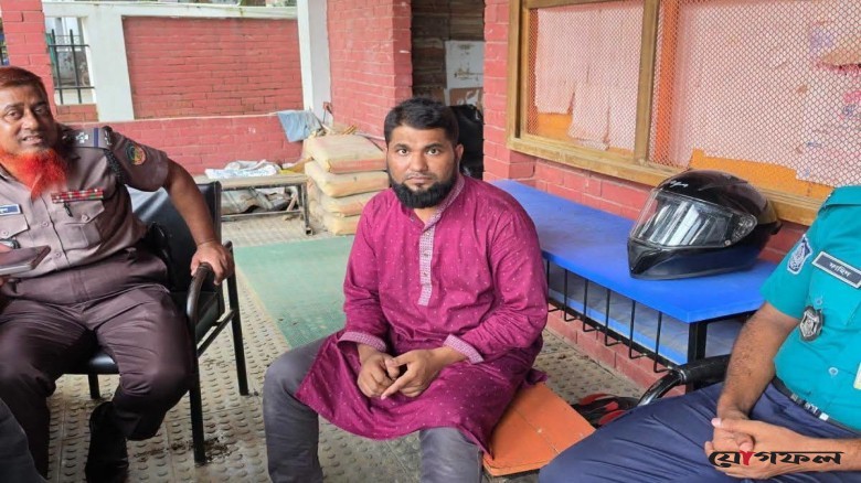 বোনের হয়ে চাকরির পরীক্ষায় প্রক্সি দিতে এসে ভাই আটক