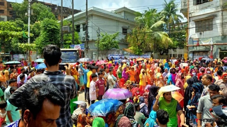 বকেয়া বেতনের দাবিতে চট্টগ্রামে পোশাক শ্রমিকদের সড়ক অবরোধ