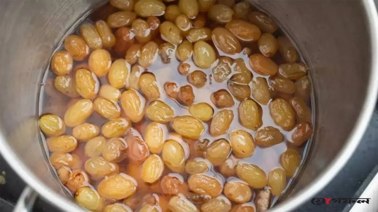 সকালে কিশমিশ ভেজানো পানি পান করলে ত্বক ও চুলে কী উপকার হতে পারে?
