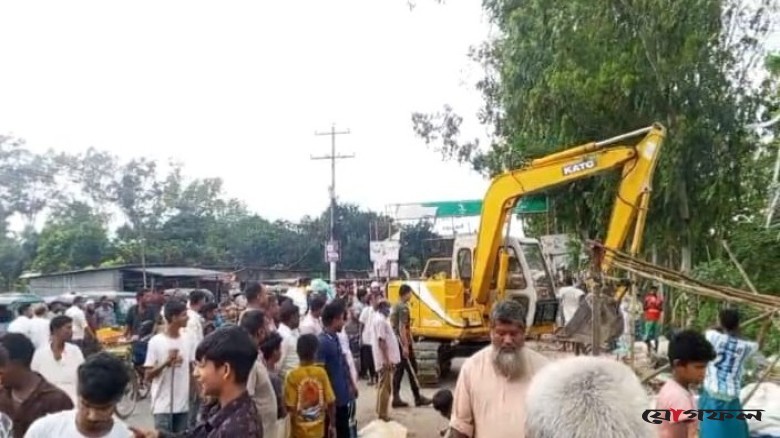 বেলকুচিতে যানজট নিরসনে অবৈধ স্থাপনা উচ্ছেদ