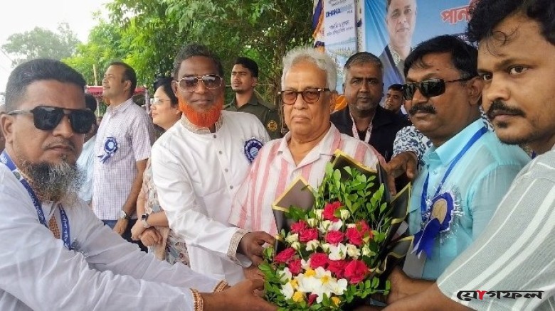 বেলকুচিতে পানসি ও কোষা নৌকা বাইচ অনুষ্ঠিত