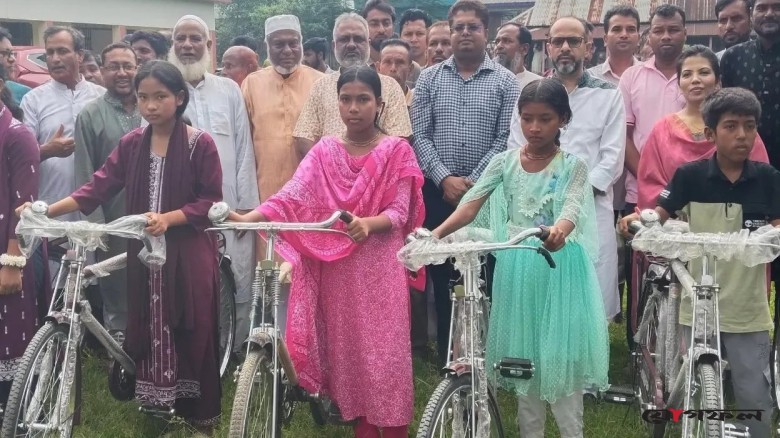 টাঙ্গাইলে প্রধানমন্ত্রীর কার্যালয়ের উন্নয়ন সহায়তার উপহার বিতরণ