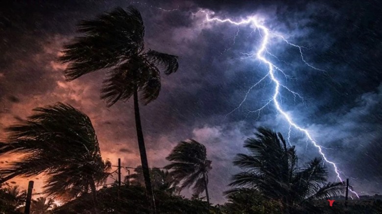 বিদ্যুৎমন্ত্রীর বাড়ির সামনে বজ্রপাতে আগুন
