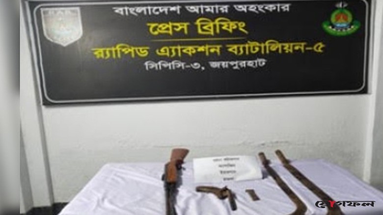 জয়পুরহাটে অভিযান টের পেয়ে অস্ত্র ফেলে পালাল দুর্বৃত্তরা