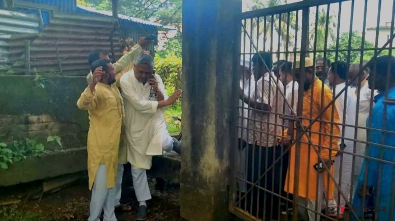গাজীপুরে স্বাস্থ্যকেন্দ্রে তালা, কাটাতার ভেঙে প্রবেশ করলেন এমপি, পেলেন না চিকিৎসক-স্বাস্থ্যকর্মী