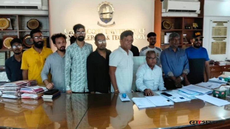 চুয়েটে তালা ভেঙে দপ্তরে ঢুকলেন নতুন উপাচার্য